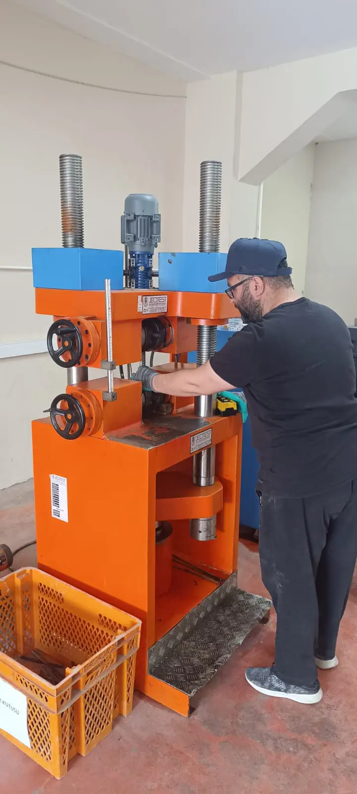 Demir Testleri hizmetinin resmi.